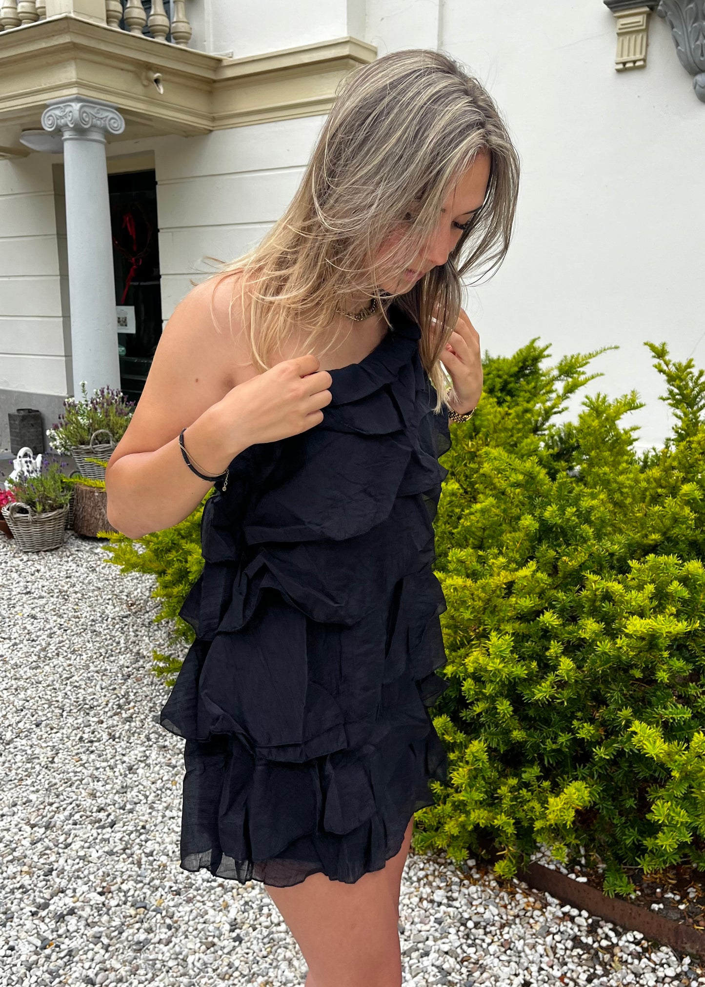 RUFFLE DRESS ZWART
